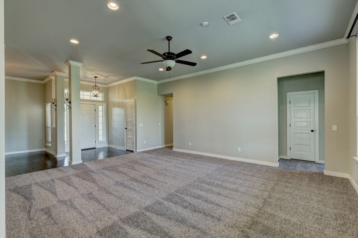 Primary Photo - Desirable Home In Valencia Park!
