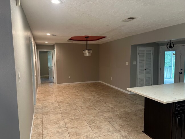 Building Photo - 710 Riverview Dr