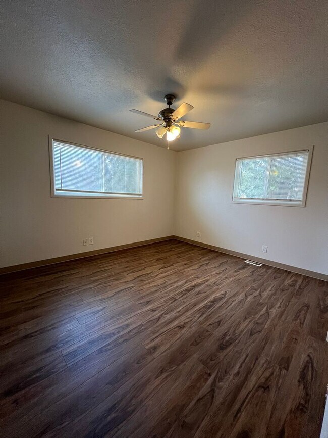 Foto del edificio - Three Bedroom, 1.5 Bathroom Home - Newly R...