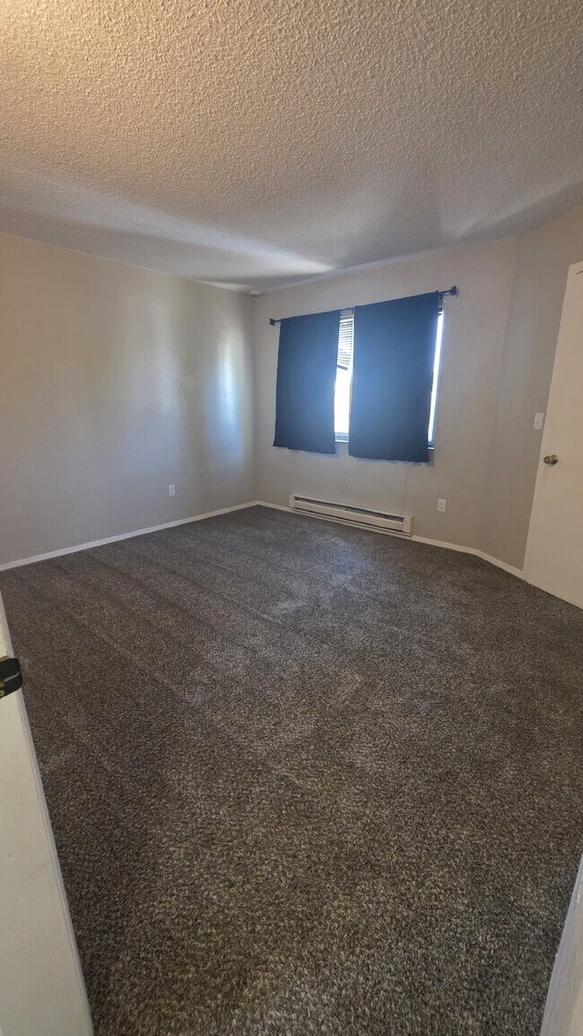 Building Photo - 2 Bed- 1 Bath on Darby West Side