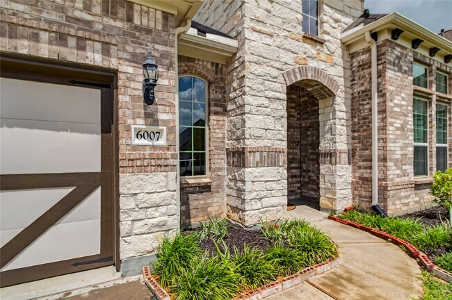 Foto del edificio - 6007 Marsh Lk Ct