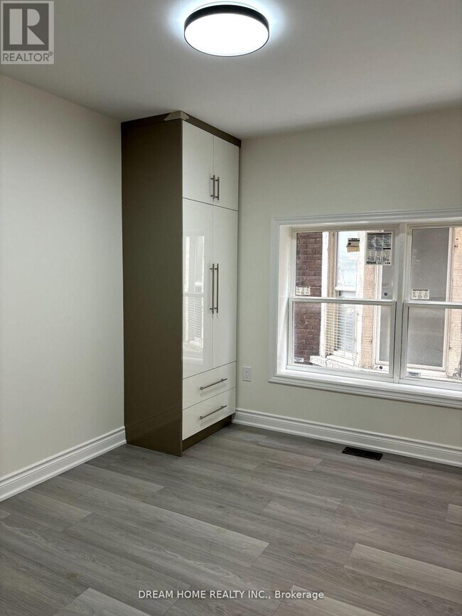 Photo du bâtiment - 643 Bathurst St