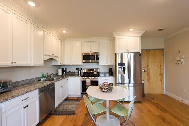 Building Photo - 1008 Tremont St