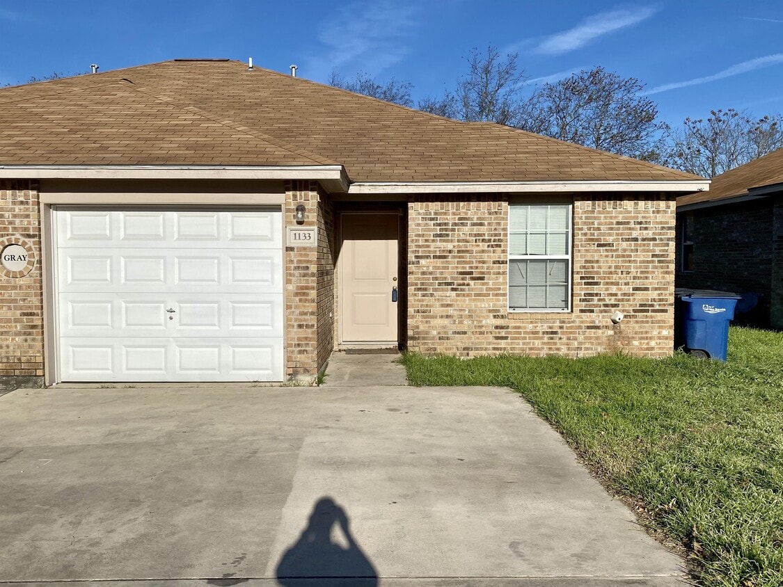 Foto principal - 1133 Misty Acres Dr