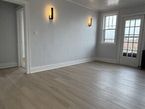 Building Photo - 36 Hanna St W