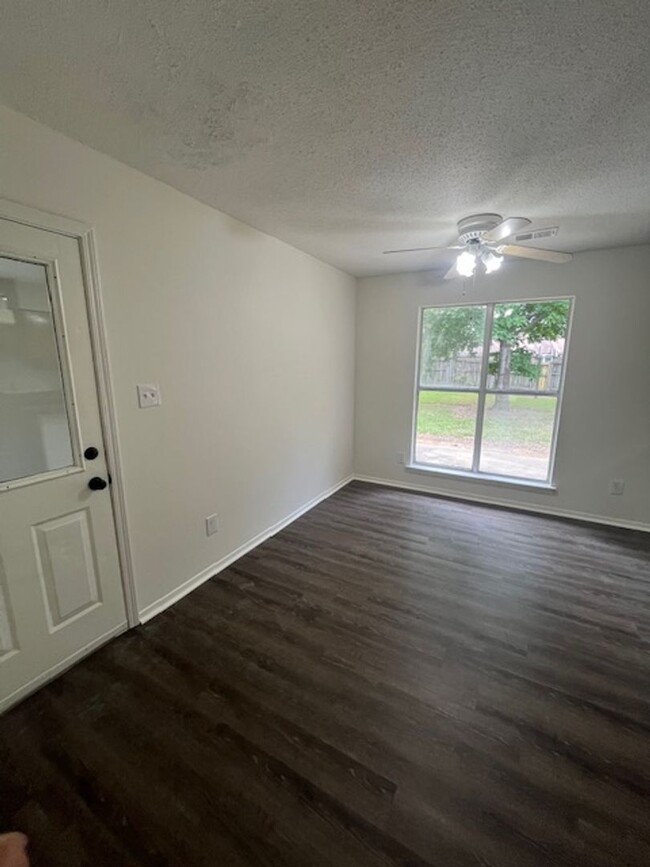 Building Photo - Renovated 3 Bedroom 2 Bath Apartments for ...