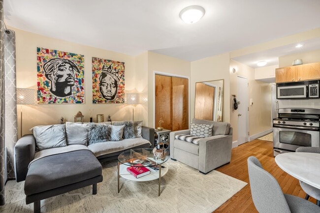 Building Photo - 222 W 71st St