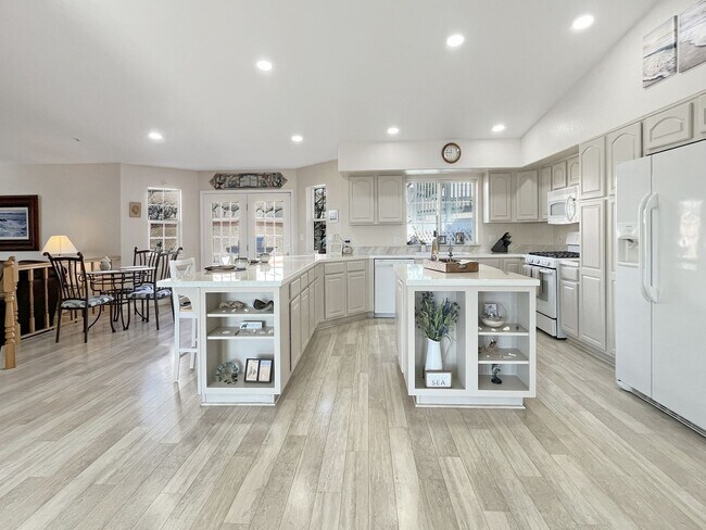 Foto del edificio - HUGE GARAGE BIGGER HOUSE