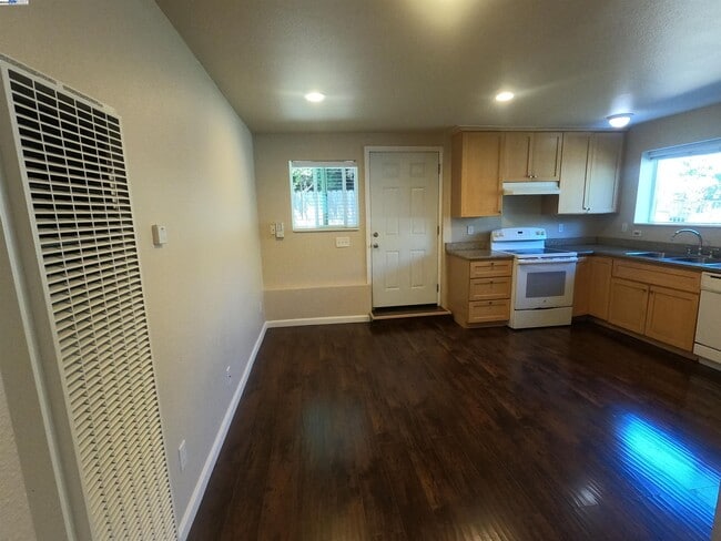 Building Photo - 279 Estabrook St