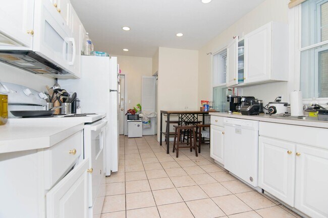 Foto del edificio - WOW!  MASSIVE 5 BED/2 BATH NEAR B.U.