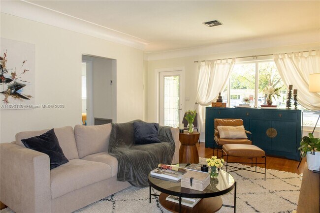 Foto del edificio - 629 Bird Rd