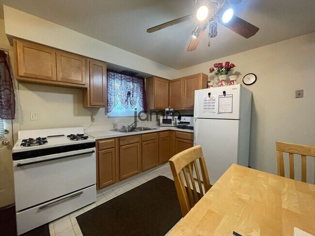 Foto del edificio - 6052 Glenway Dr