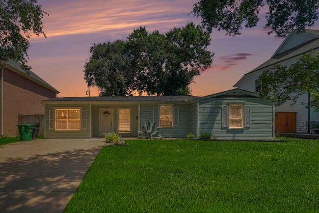 Building Photo - 1720 Libbey Dr