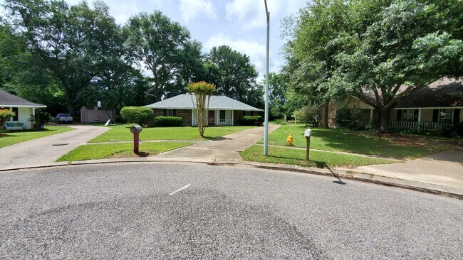 Building Photo - 5425 Fairway Dr