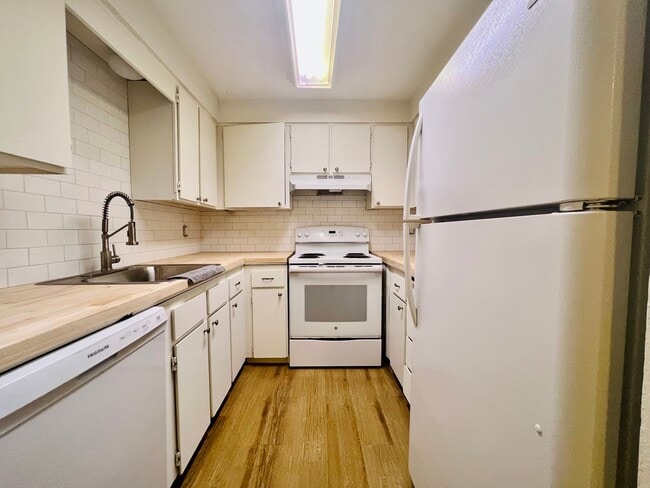 Foto del edificio - Spacious Home with Fenced Backyard and gar...