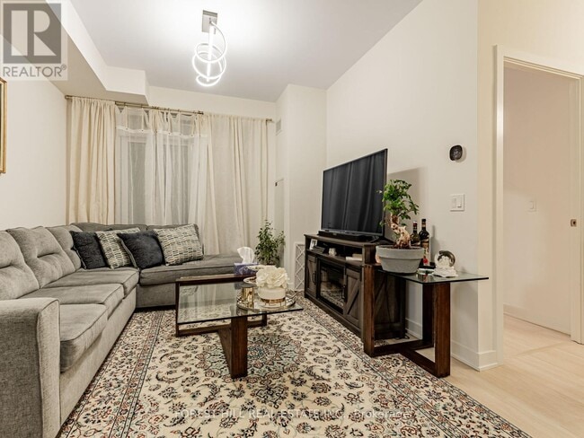 Photo du bâtiment - 30 Upper Mall Wy