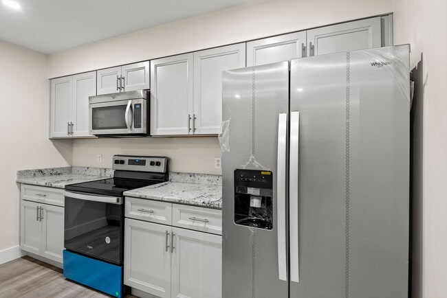 Building Photo - 3 Bedroom Townhouse Near UNC!
