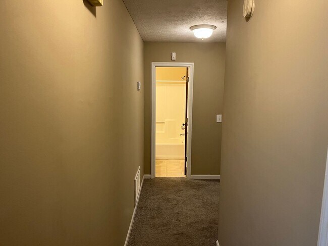 Foto del edificio - Cedar Chase - 3 Bedroom available August 2...