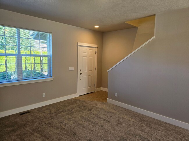 Building Photo - Beautiful 3 Bedroom Off Gilham