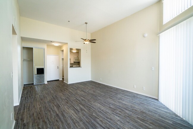 Interior Photo - 845 S. Kingsley