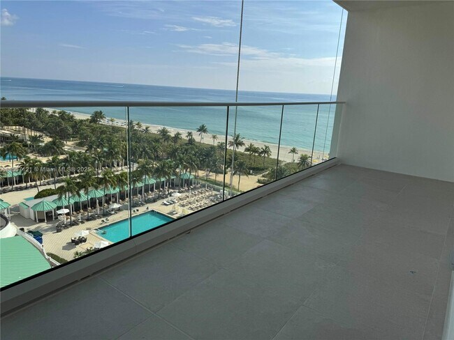 Foto del edificio - 9801 Collins Ave