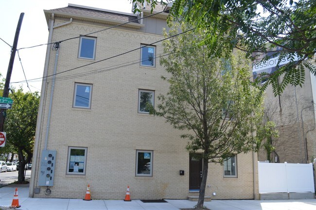 Building Photo - 2228 Summer St