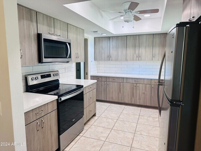 Foto del edificio - 9905 W Pleasant Valley Rd