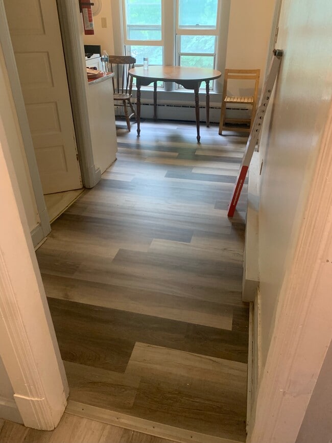 Kitchen - 527 S Oak Ave