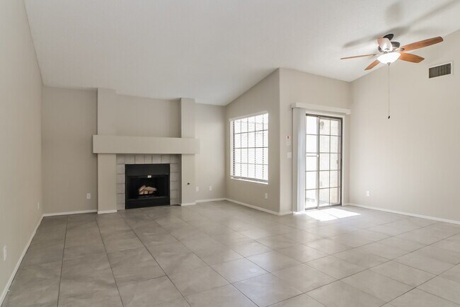 Foto del edificio - 2058 Waverly Cir