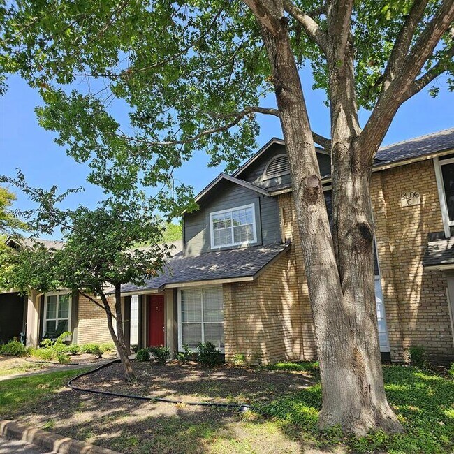 Building Photo - 1015 E Yager Ln