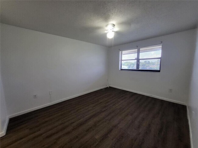 Foto del edificio - 9921 Nob Hill Pl