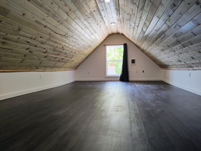 Dormitorio/Sala de estar - 621 W 8th St