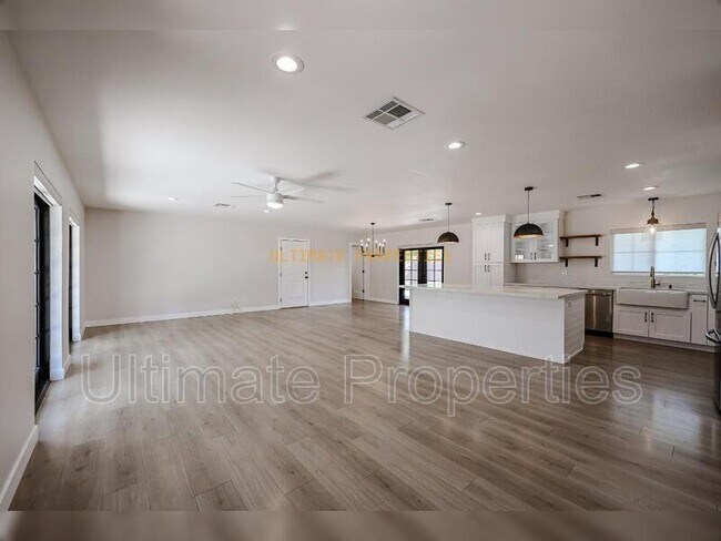 Building Photo - 6151 N 8th Ave