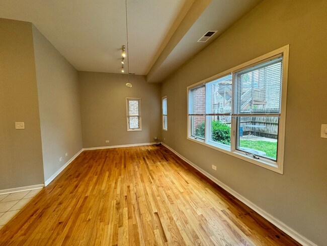 Foto del edificio - 4955 N Damen Ave
