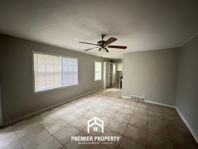 Foto del edificio - Spacious 3BR/2BA Bartlett Home | 1,770+ SQ FT, Tile Floors & Large Fenced Yard