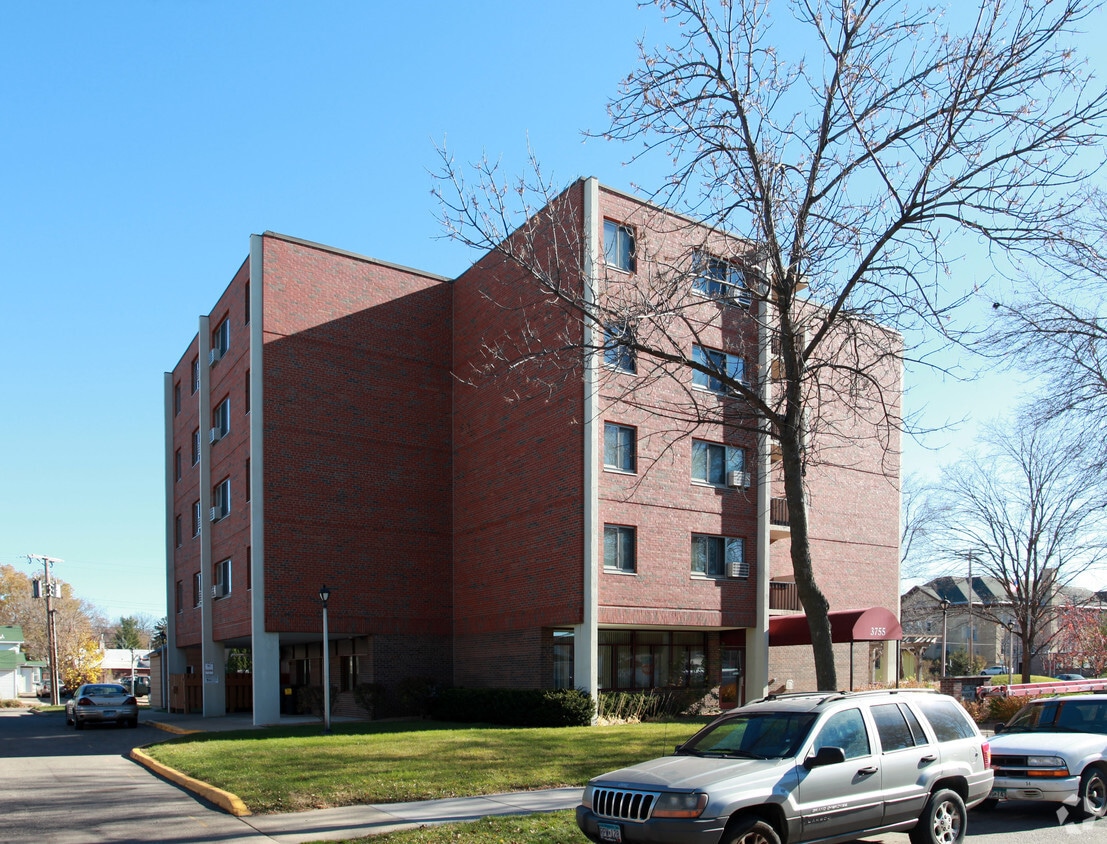 Building Photo - Snelling Manor