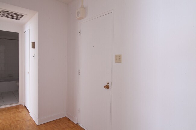 Building Photo - 3555 Chem. de la Côte-des-Neiges