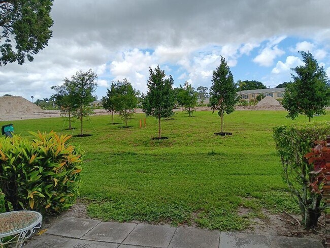 Foto del edificio - 13721 Flora Pl