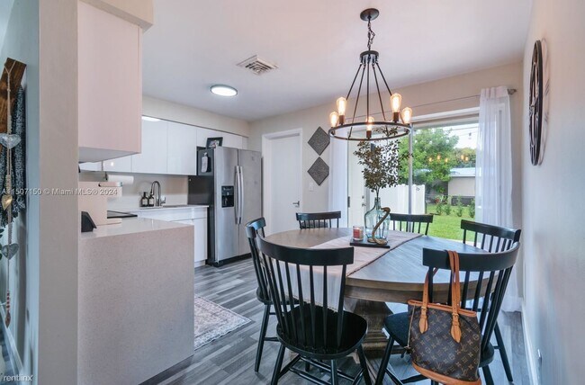 Foto del edificio - 2 br, 2 bath Duplex - 5042 SW 93rd Ave