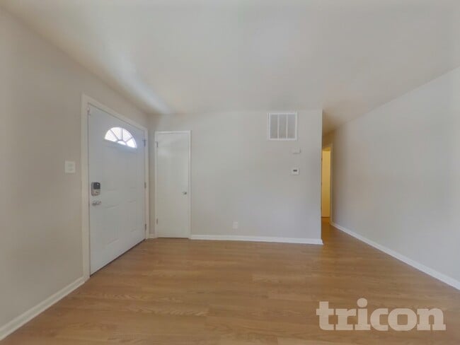 Building Photo - 1001 Akard Dr