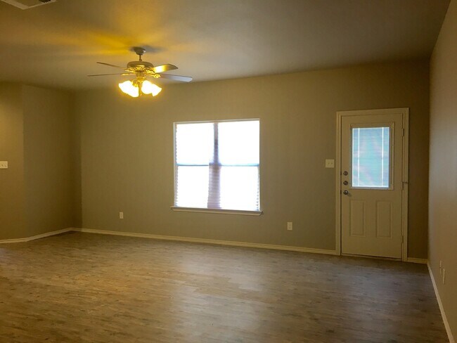 Building Photo - 1105 Preston Trails