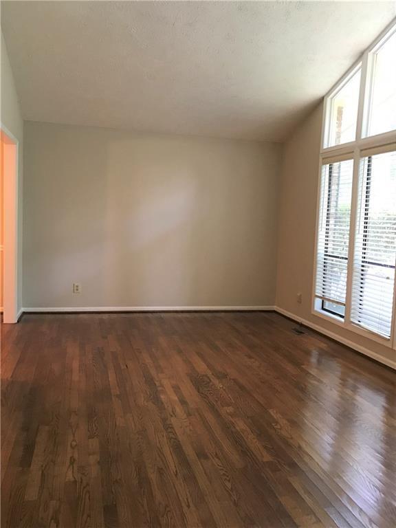 Foto del edificio - 5244 Tall Oak Dr