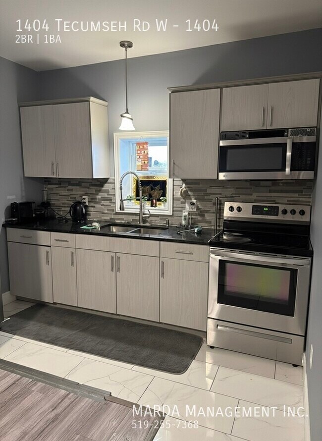 Photo du bâtiment - RENOVATED 2 BED/1 BATH MAIN FLOOR UNIT - WEST END PLUS HYDRO & GAS!