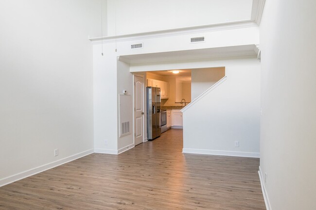 Foto del edificio - End unit townhome with downstairs primary!