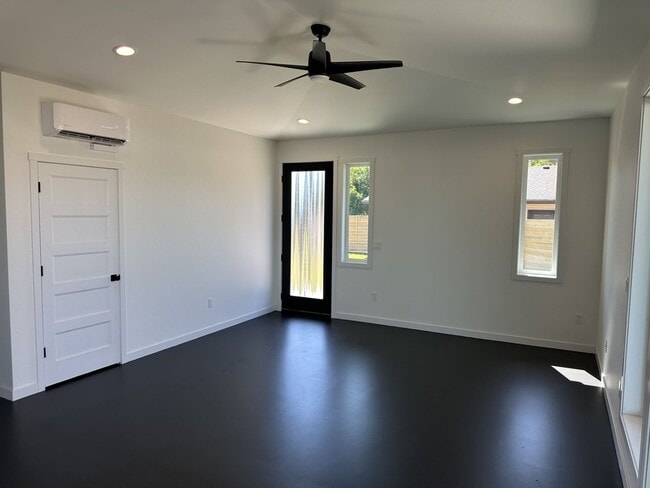Building Photo - A Bright & Contemporary Home in Pasco