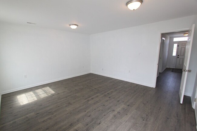 Building Photo - 4 bed, 3.5 bath, Townhome in Bunker Hill, WV