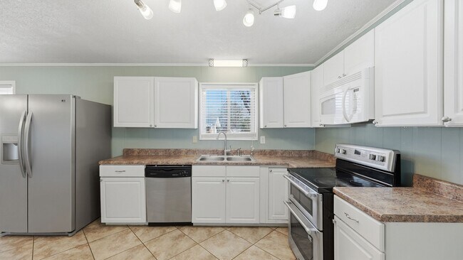 Building Photo - 3 Bedroom Cleveland home