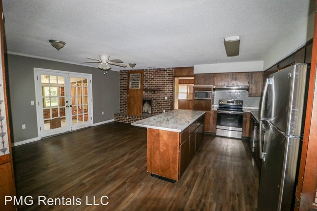 Building Photo - 5 br, 2 bath Room For Rent - 205 Wildwood Dr