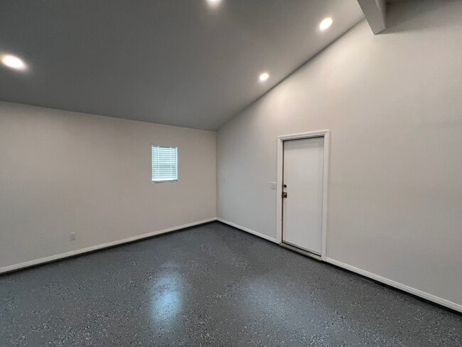 Foto del edificio - 469 W 2nd St