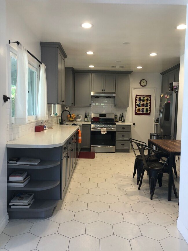 Foto del edificio - Updated 4BR Mar Vista Home with Huge Private Backyard